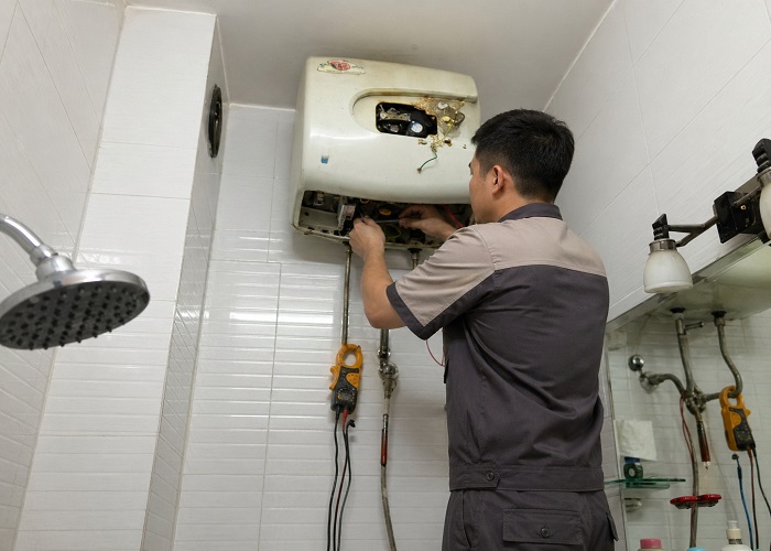 Thợ sửa bình nóng lạnh tại nhà Hà Nội đang kiểm tra thiết bị