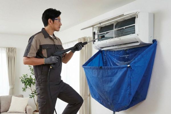 Thợ đang xịt rửa vệ sinh mặt lạnh điều hòa tại Tây Hồ