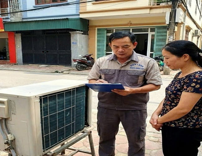 Sau khi sửa chữa xong, kỹ thuật viên Bách Khoa K9 tư vấn cách sử dụng và bàn giao phiếu bảo hành cho khách hàng tại Khương Mai.