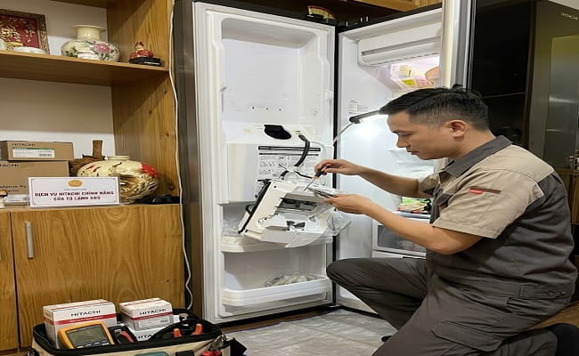 Kỹ thuật viên khắc phục tình trạng tủ lạnh Hitachi không mát tại Hà Nội